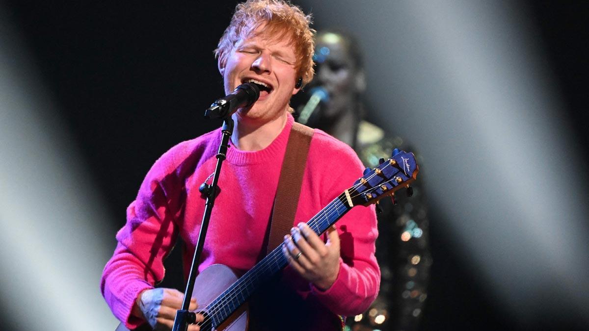 Ed Sheeran, durante su actuación en los MTV Europe Music Awards.