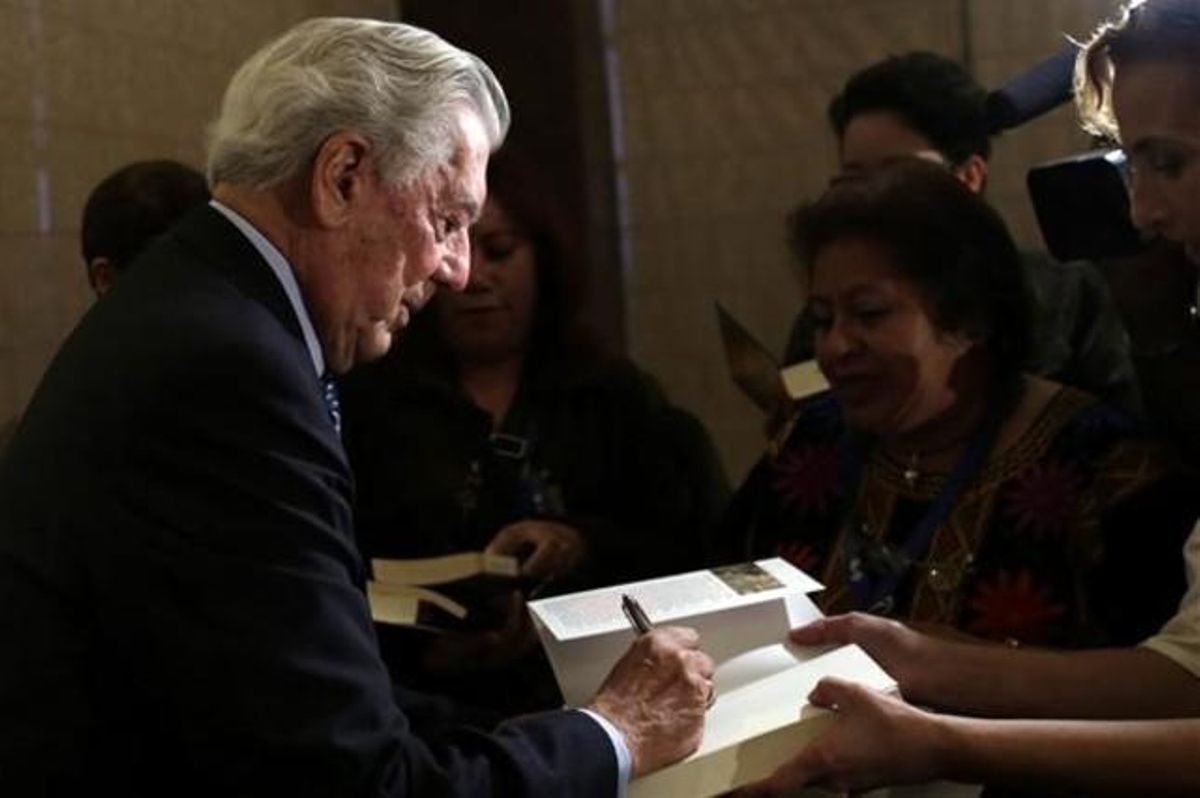 El escritor peruano Mario Vargas Llosa firma autógrafos tras su conferencia de prensa en el marco del VI Congreso Internacional de la Lengua Española (CILE). El escritor peruano Mario Vargas Llosa firma autógrafos tras su conferencia de prensa en el marco del VI Congreso Internacional de la Lengua Española (CILE).