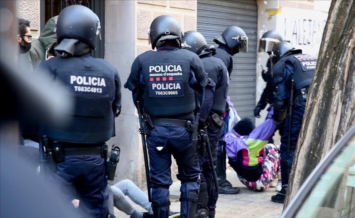 Desalojo en la calle del Trobador, en Barcelona, el pasado diciembre. Desalojo en la calle del Trobador, en Barcelona, el pasado diciembre.
