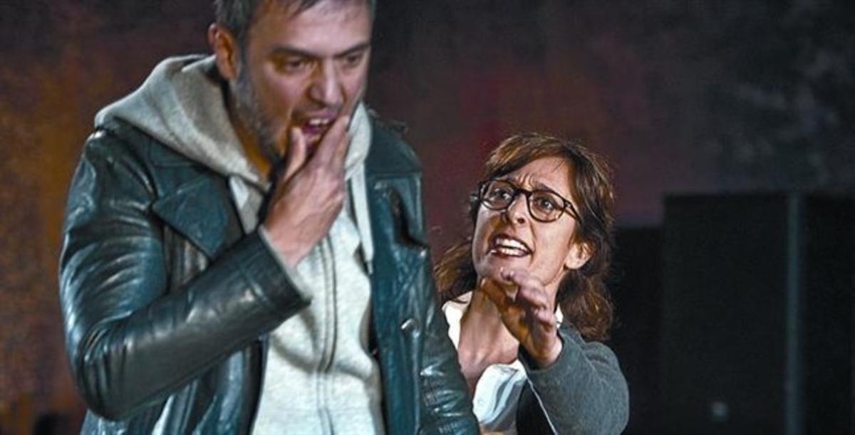 Julio Manrique y Clara Segura, en una escena de ’Incendis’. Julio Manrique y Clara Segura, en una escena de ’Incendis’.