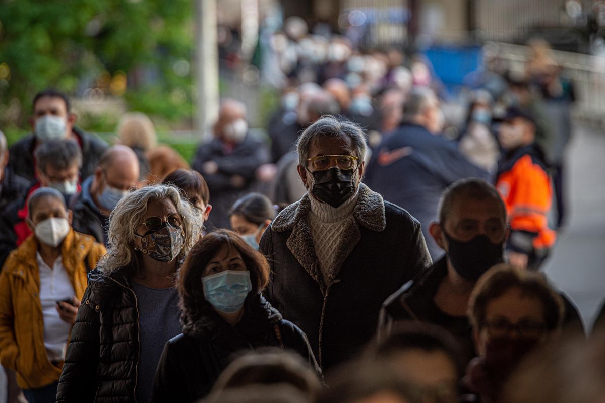 Colas de personas de entre 60 y 65 años esperando para ser vacunadas en Barcelona, este lunes. Colas de personas de entre 60 y 65 años esperando para ser vacunadas en Barcelona, este lunes.