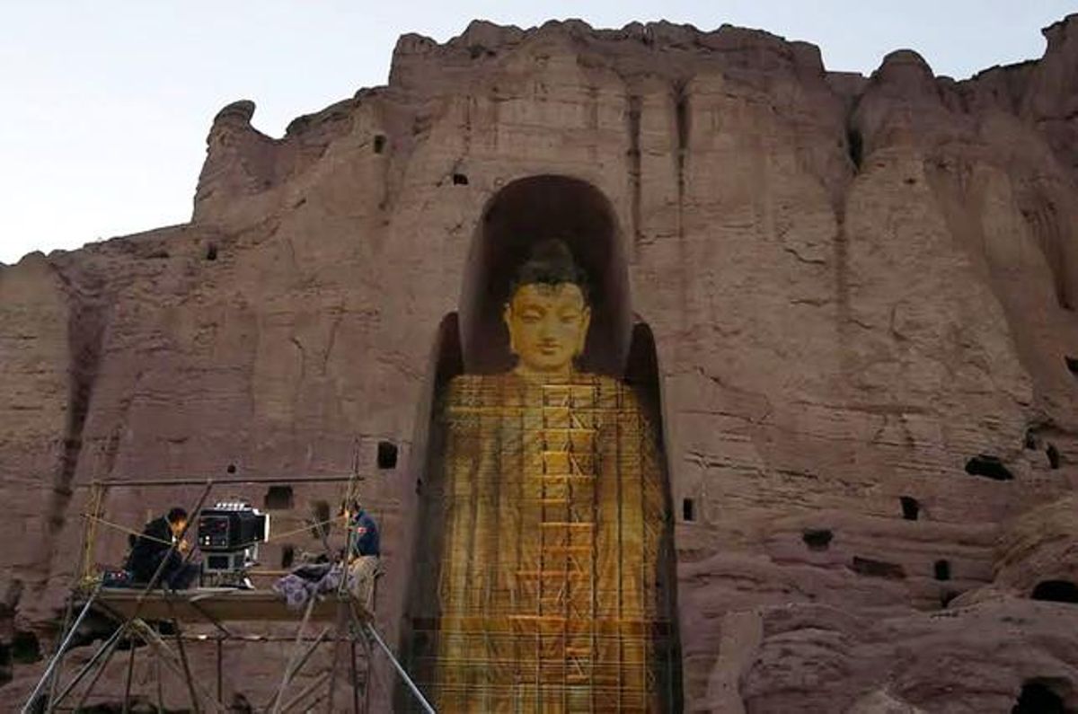 Proyección de la imagen de buda en el hueco que dejó el monumeto original, que destruyeron los talibanes. Proyección de la imagen de buda en el hueco que dejó el monumeto original, que destruyeron los talibanes.