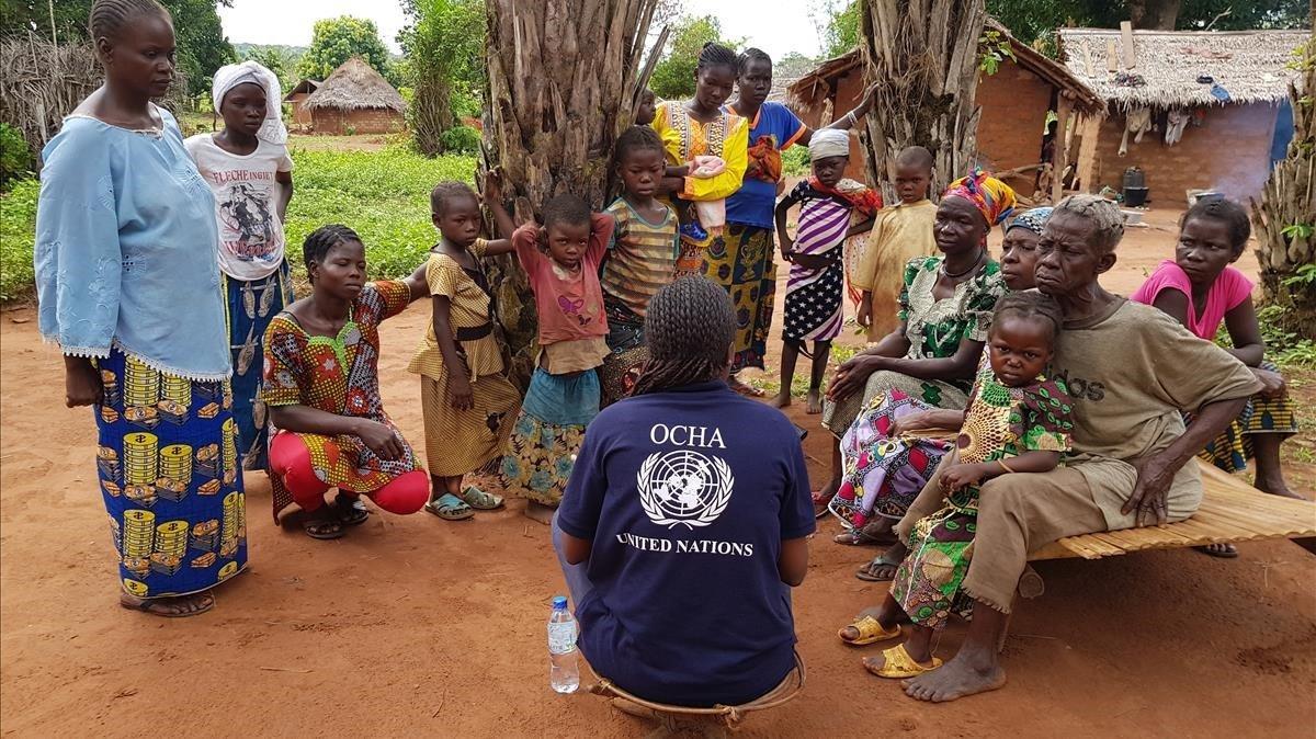 Un trabajadora de la ONU habla con afectados por el conflicto en Republica Centroafricana en abril del año pasado.