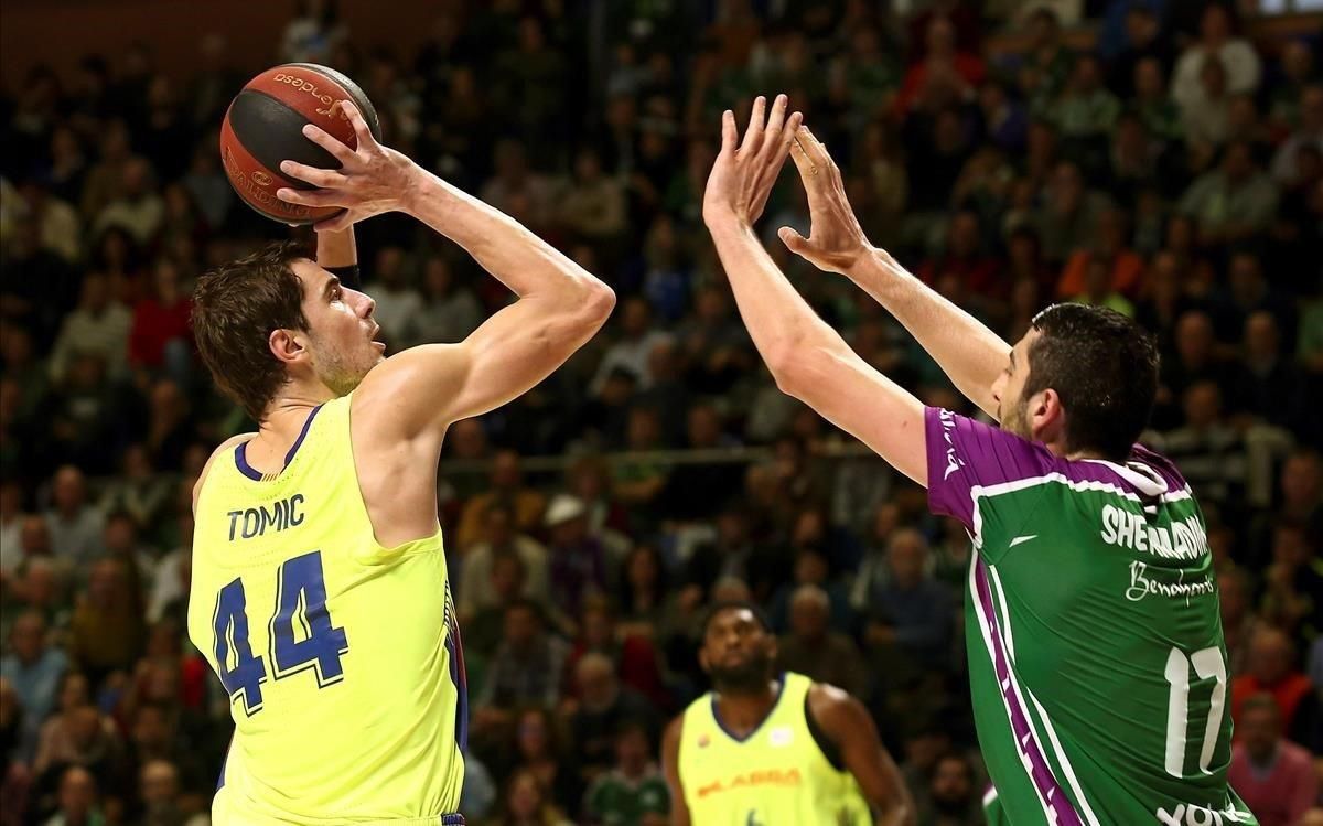 El azulgrana Ante Tomic intenta el lanzamiento en presencia de Shermadini El azulgrana Ante Tomic intenta el lanzamiento en presencia de Shermadini