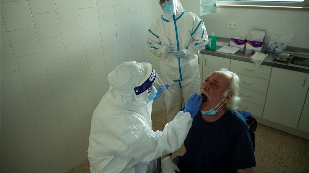 Una prueba PCR en un centro de atención primaria (CAP) de Barcelona el pasado mayo. Una prueba PCR en un centro de atención primaria (CAP) de Barcelona el pasado mayo.