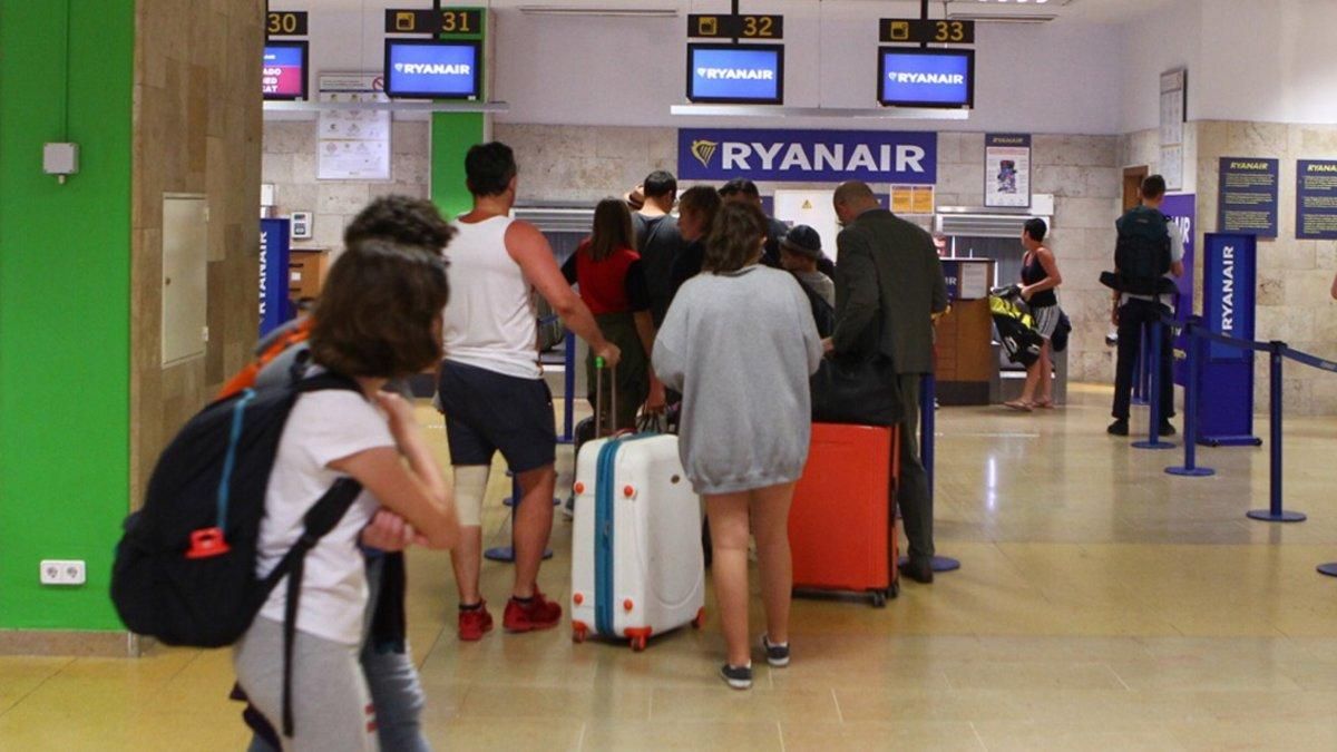 Mostradores de Ryanair en el aeropuerto de Girona. Mostradores de Ryanair en el aeropuerto de Girona.