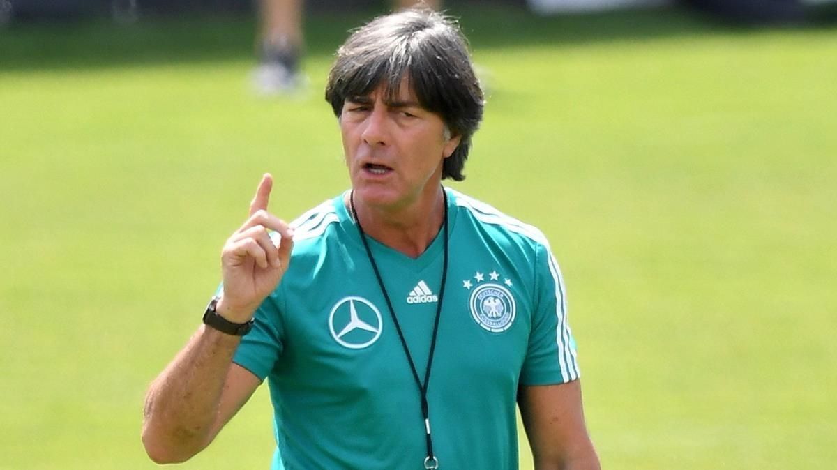 Löw, en un entrenamiento de la selección de Alemania. Löw, en un entrenamiento de la selección de Alemania.