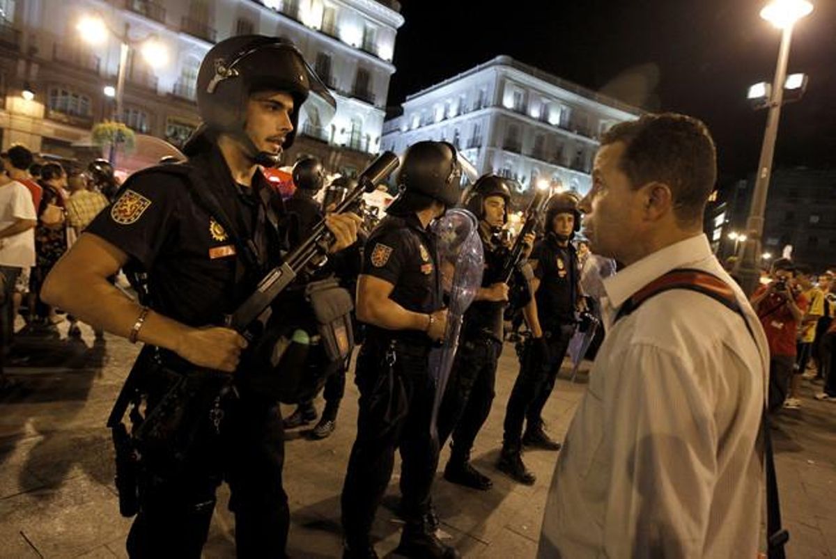Agentes de policía vigilan la Puerta del Sol, el pasado 19 de agosto, donde se habían concentrado manifestantes contrarios a la visita del Papa. Agentes de policía vigilan la Puerta del Sol, el pasado 19 de agosto, donde se habían concentrado manifestantes contrarios a la visita del Papa.