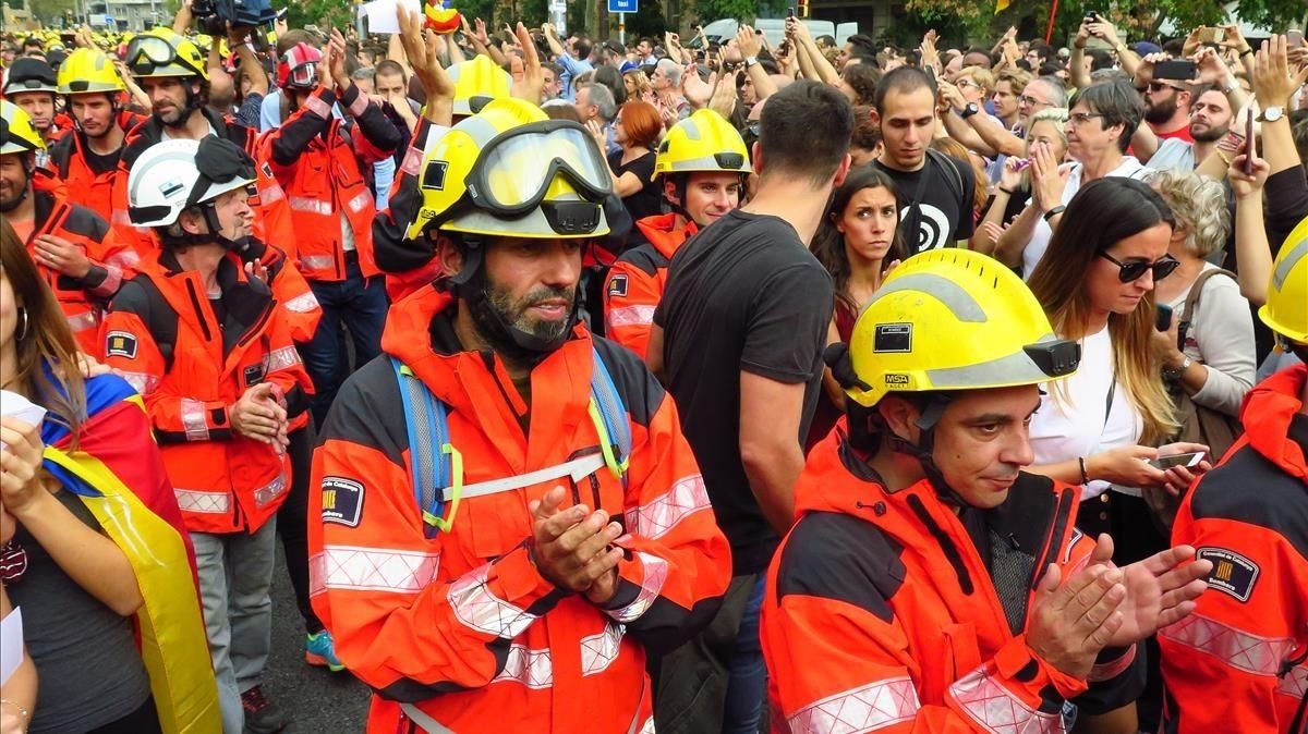 Bomberos de la Generalitat durante el paro general del 3 de octubre. Bomberos de la Generalitat durante el paro general del 3 de octubre.