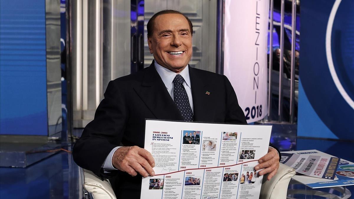 Berlusconi sonríe durante la grabación del programa televisivo ’Porta a porta’, en Roma, el 2 de febrero.