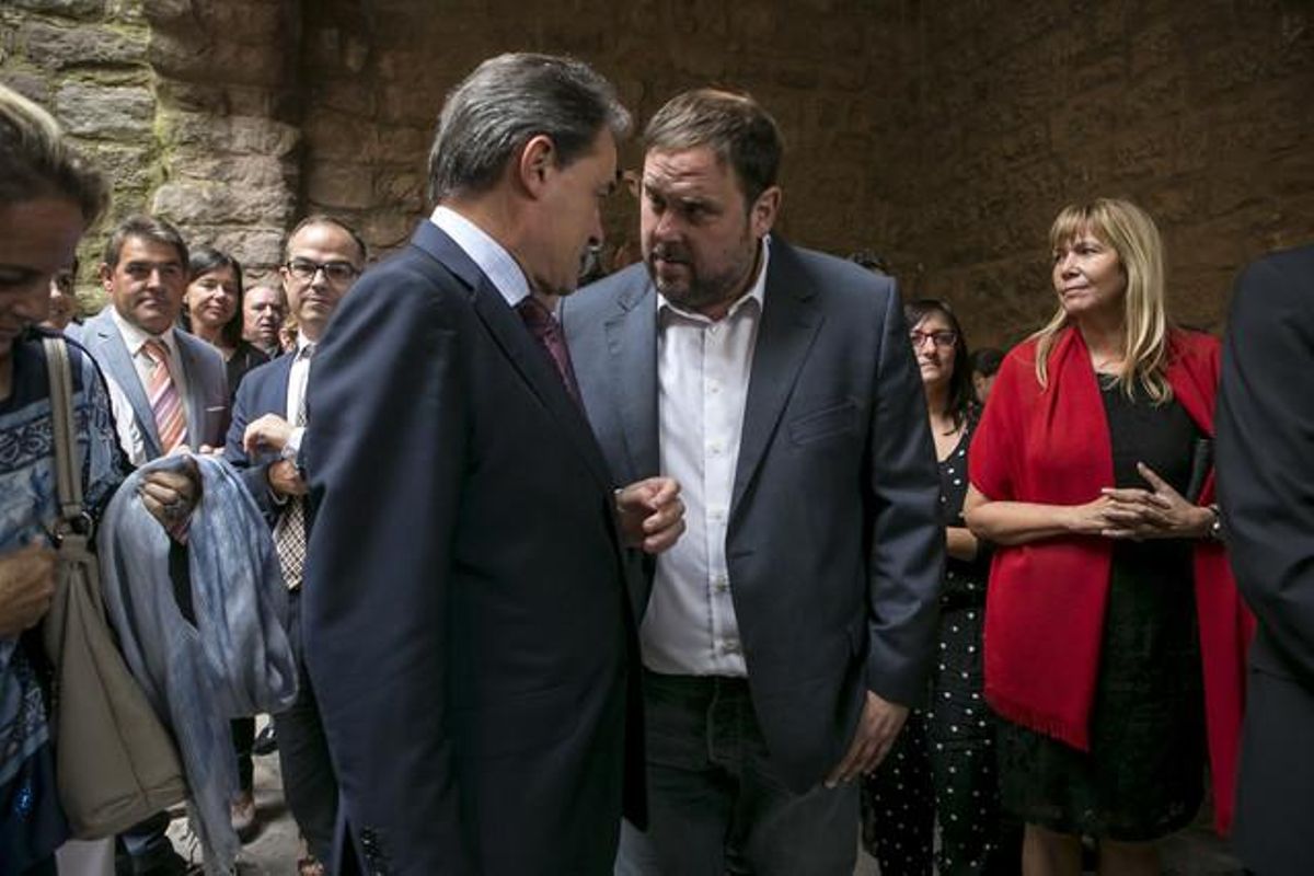 Artur Mas y Oriol Junqueras hablan durante un acto del Tricentenario, el domingo en Cardona. Artur Mas y Oriol Junqueras hablan durante un acto del Tricentenario, el domingo en Cardona.