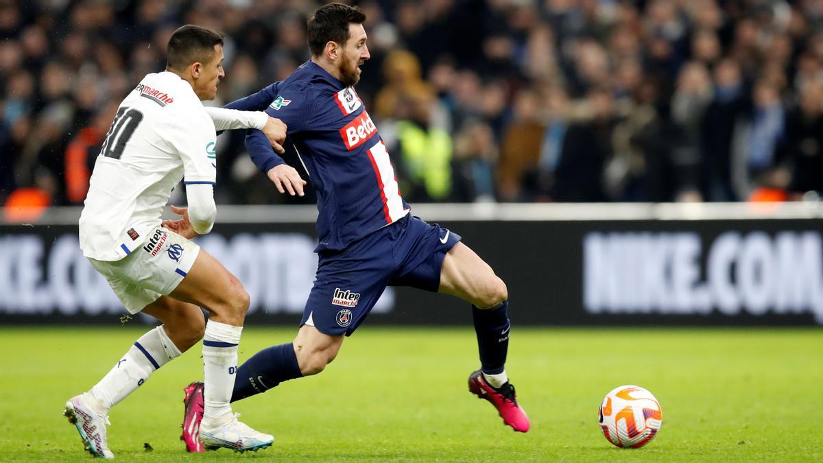 Messi, acosado por su excompañero Alexis Sánchez, que marcó el primer gol del Marsella.