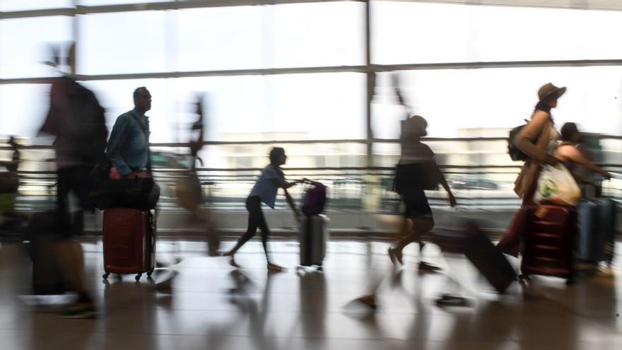 Agafar un avió, la 'facturació' dels plaers culpables de les vacances a l'estiu - Vimarsana News