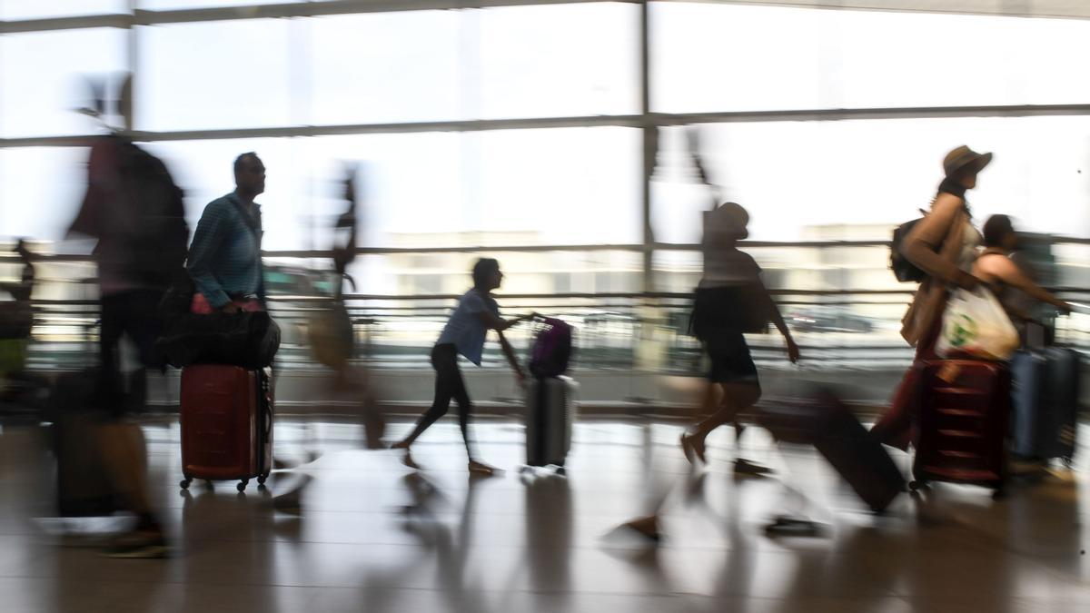Pasajeros en la terminal de salidas del aeropuerto de El Prat Pasajeros en la terminal de salidas del aeropuerto de El Prat