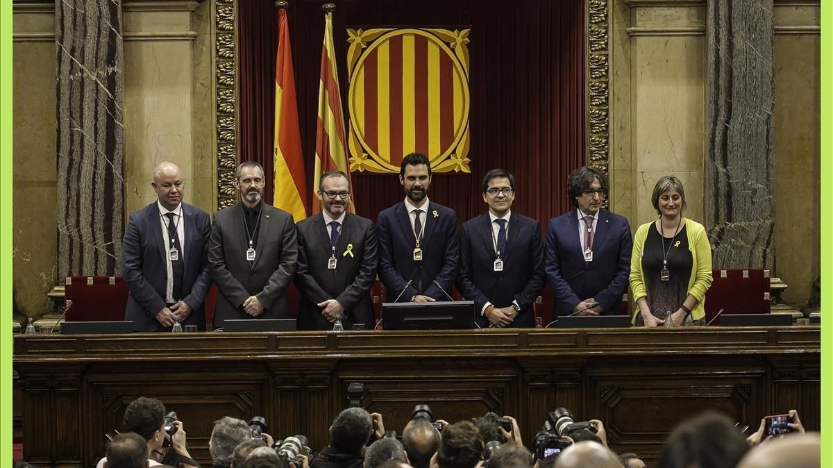 Los integrantes de la Mesa del nuevo Parlament, este miércoles, en la constitución de la Cámara. Los integrantes de la Mesa del nuevo Parlament, este miércoles, en la constitución de la Cámara.