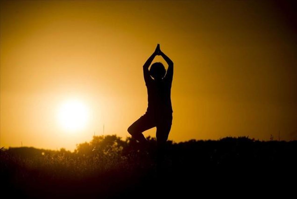 Mujer haciendo yoga en la naturaleza. Mujer haciendo yoga en la naturaleza.