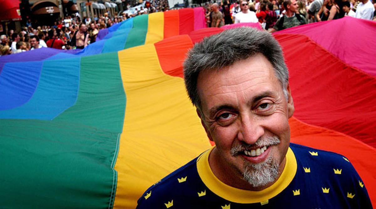 Gilbert Baker, creador de la bandera arcoíris del orgullo gay, en una manifestación en Estocolmo en el 2003.