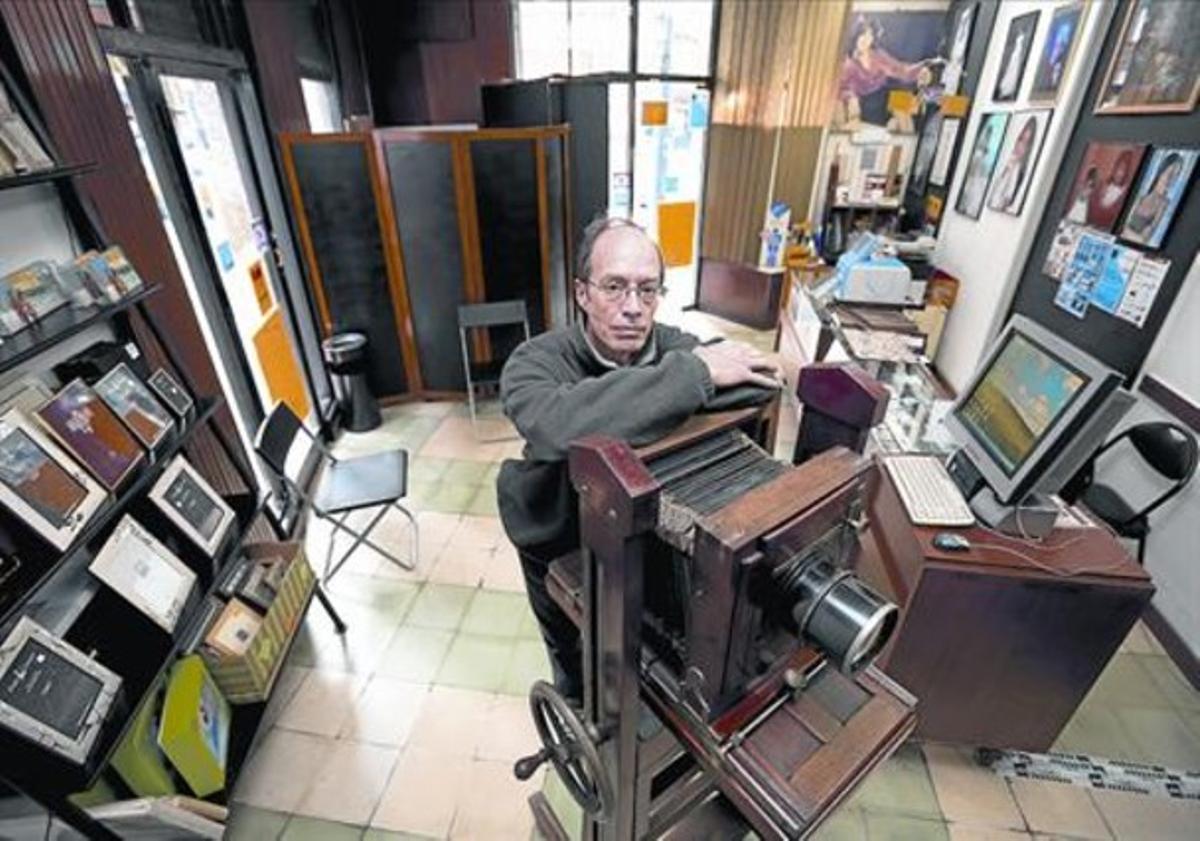 El fotógrafo 8 Francesc Tàpia, ayer, en el antiguo establecimiento del barrio de Sants. El fotógrafo 8 Francesc Tàpia, ayer, en el antiguo establecimiento del barrio de Sants.
