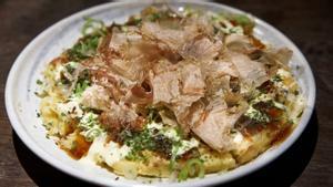 El ’okonomiyaki’ de Monster Sushi, ’pizza’ japonesa con col, bonito, salsa ’okonomiyaki’ y mayonesa japonesa.