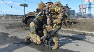 Los combatientes de Defensa Territorial de Ucrania prueban el lanzagranadas automático tomado de un vehículo de movilidad de infantería ruso destruido GAZ Tigr después de la batalla en Kharkiv el 27 de febrero de 2022.