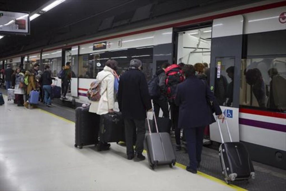 Unos pasajeros suben a un tren de Rodalies en la estación de Sants. Unos pasajeros suben a un tren de Rodalies en la estación de Sants.
