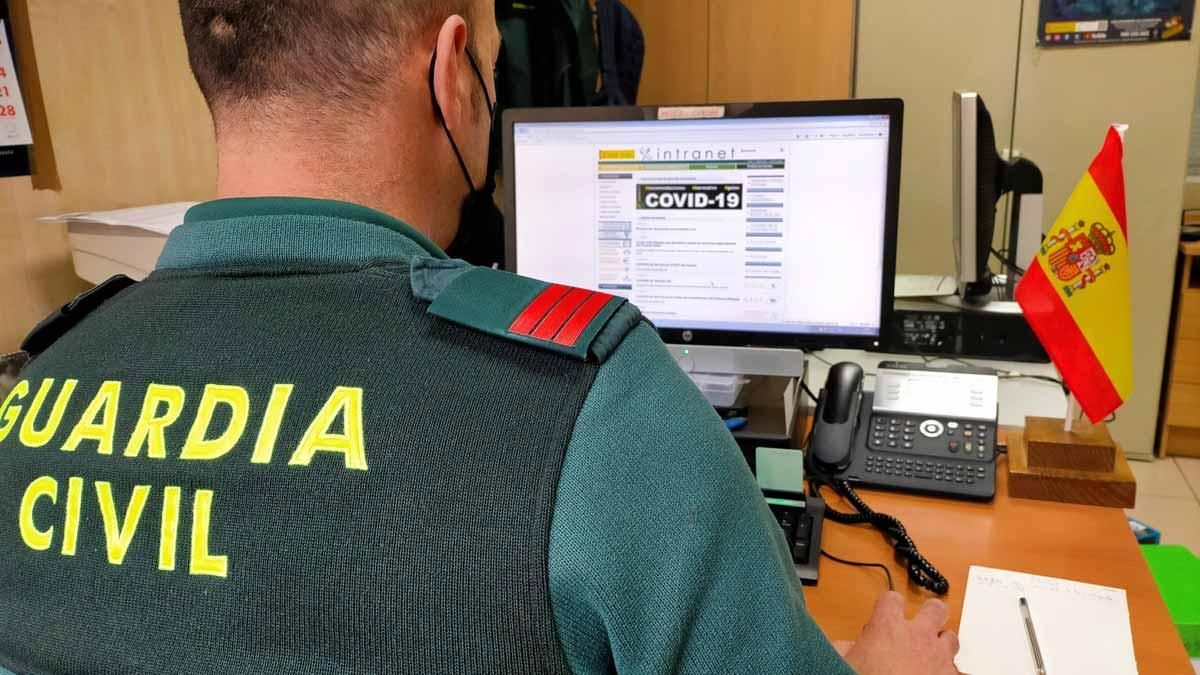 Un agente de la Guardia Civil trabaja en su ordenador. Un agente de la Guardia Civil trabaja en su ordenador.