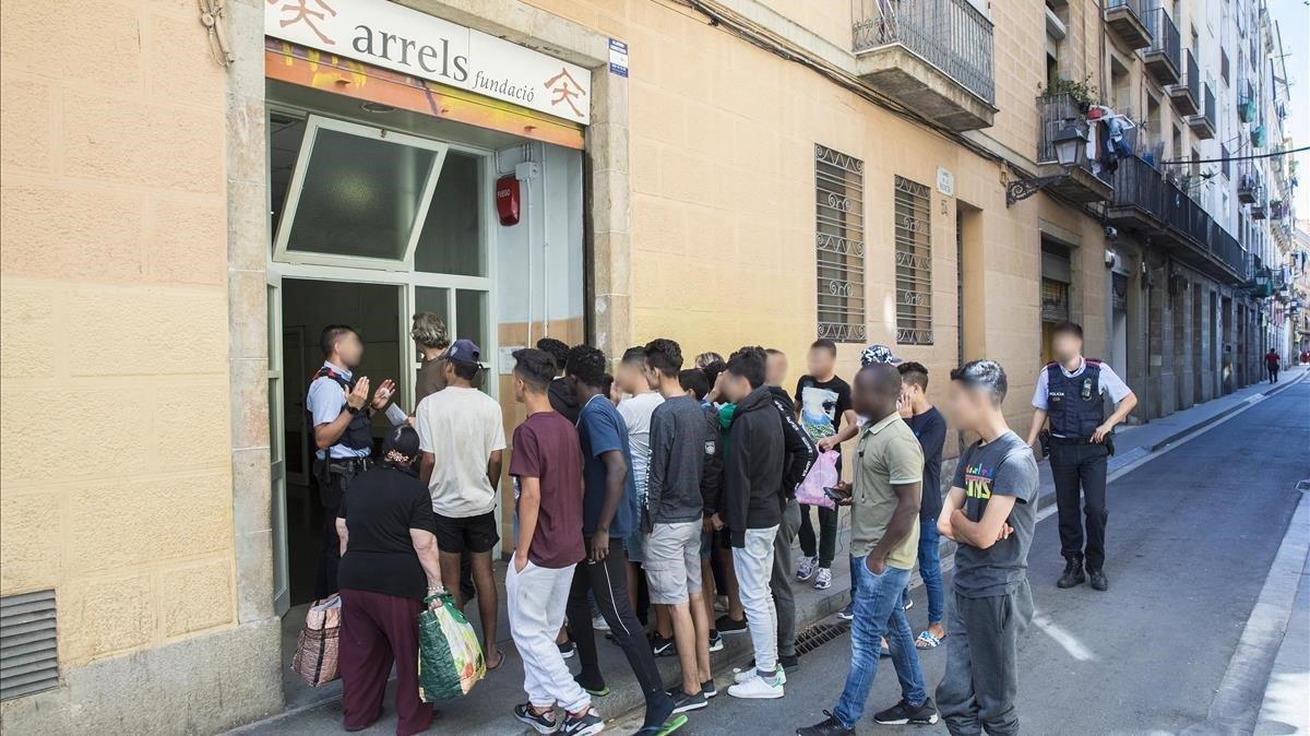 Menores inmigrantes (menas) que acudieron a pedir ayuda a la sede de la Fundació Arrels a finales del año pasado, tras dormir en la comisaría de Nou de la Rambla.