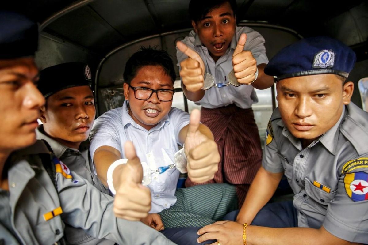 RANGUN BIRMANIA Los reporteros birmanos de la agencia Reuters Wa Lone i y Kyaw Soe Oo posan antes de abandonar el tribunal del distrito de Insein luego que la Justicia birmana los condenó a siete anos de prision acusados de vulnerar la Ley de Secretos Oficiales. RANGUN BIRMANIA Los reporteros birmanos de la agencia Reuters Wa Lone i y Kyaw Soe Oo posan antes de abandonar el tribunal del distrito de Insein luego que la Justicia birmana los condenó a siete anos de prision acusados de vulnerar la Ley de Secretos Oficiales.