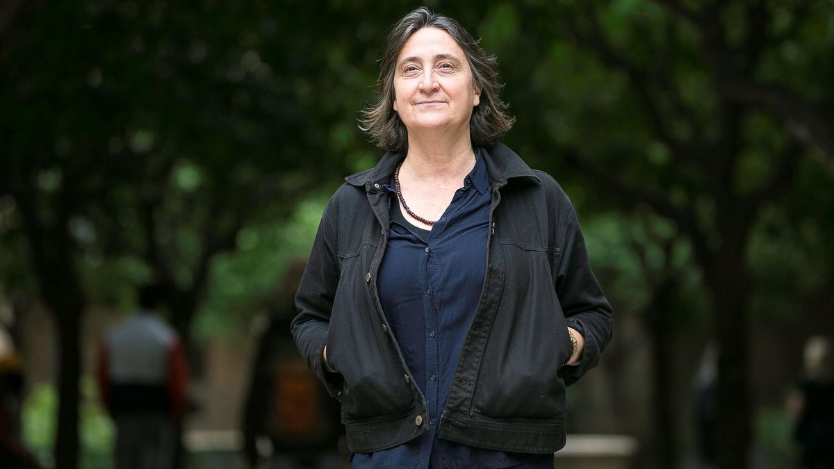 La arquitecta y exconcejala en Ciutat Vella Itziar González, este jueves en los jardines de la Biblioteca de Catalunya La arquitecta y exconcejala en Ciutat Vella Itziar González, este jueves en los jardines de la Biblioteca de Catalunya
