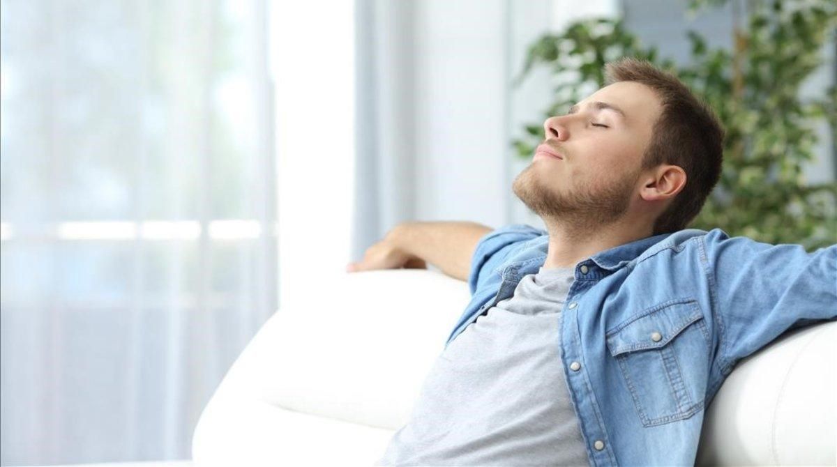 Un hombre descansando. Un hombre descansando.