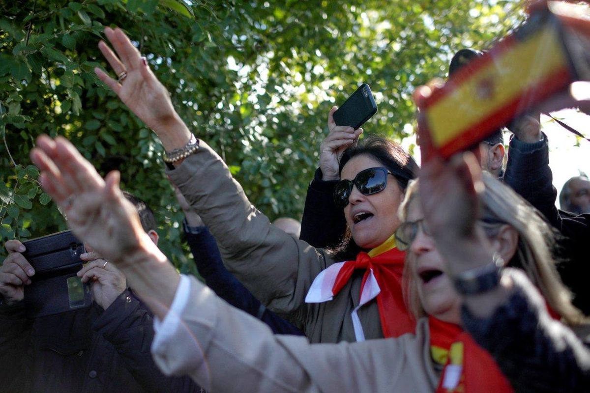 Un grupo de personas concentradas en el acceso del cementerio de El Pardo-Mingorrubio. Un grupo de personas concentradas en el acceso del cementerio de El Pardo-Mingorrubio.