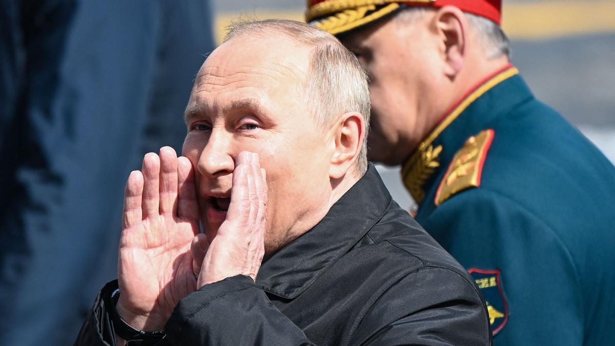 Putin sale de la Plaza Roja después del desfile militar del Día de la Victoria en el centro de Moscú