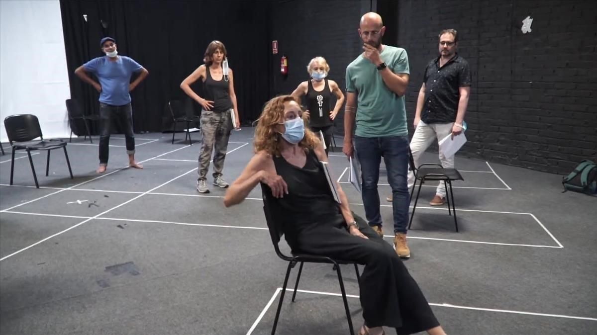 Carme Portaceli, sentada, durante un ensayo de ’No passa cada dia que algú ens necessiti...’ Carme Portaceli, sentada, durante un ensayo de ’No passa cada dia que algú ens necessiti...’