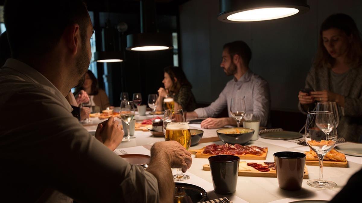 Les cancel·lacions de sopars d’empresa colpegen l’eufòria de l’hostaleria catalana
