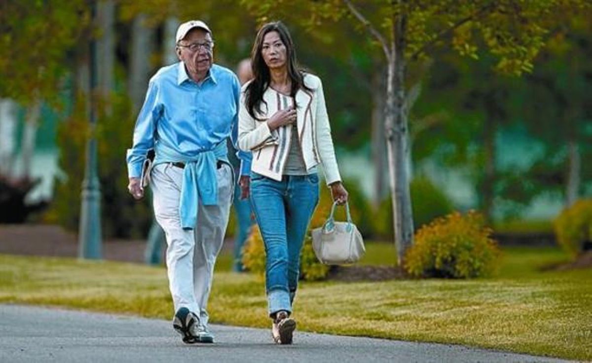 El magnate Rupert Murdoch y su esposa, Wendi, camino de una conferencia en Sun Valley, en Idaho (EEUU), ayer. El magnate Rupert Murdoch y su esposa, Wendi, camino de una conferencia en Sun Valley, en Idaho (EEUU), ayer.