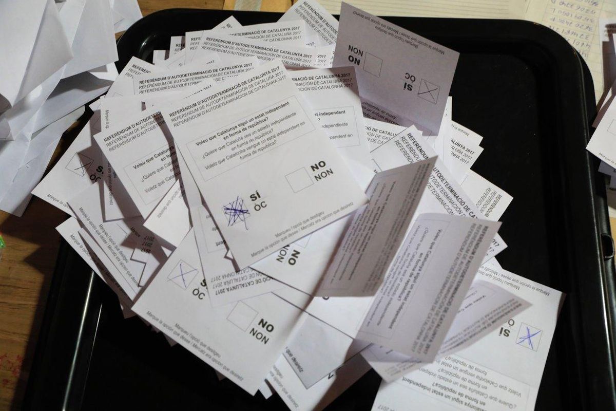 Recuento de papeletas del referéndum del 1-O en un colegio electoral. Recuento de papeletas del referéndum del 1-O en un colegio electoral.