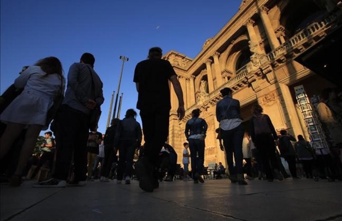 Público dirigiéndose al MNAC durante la Nit dels Museus del año pasado. Público dirigiéndose al MNAC durante la Nit dels Museus del año pasado.