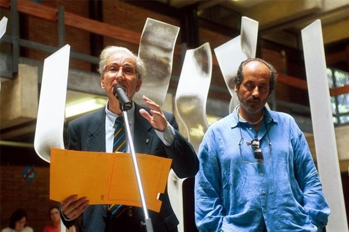 Imagen de archivo de Enric Lluch (izquierda), en un homenaje a su hermano Ernest. Imagen de archivo de Enric Lluch (izquierda), en un homenaje a su hermano Ernest.