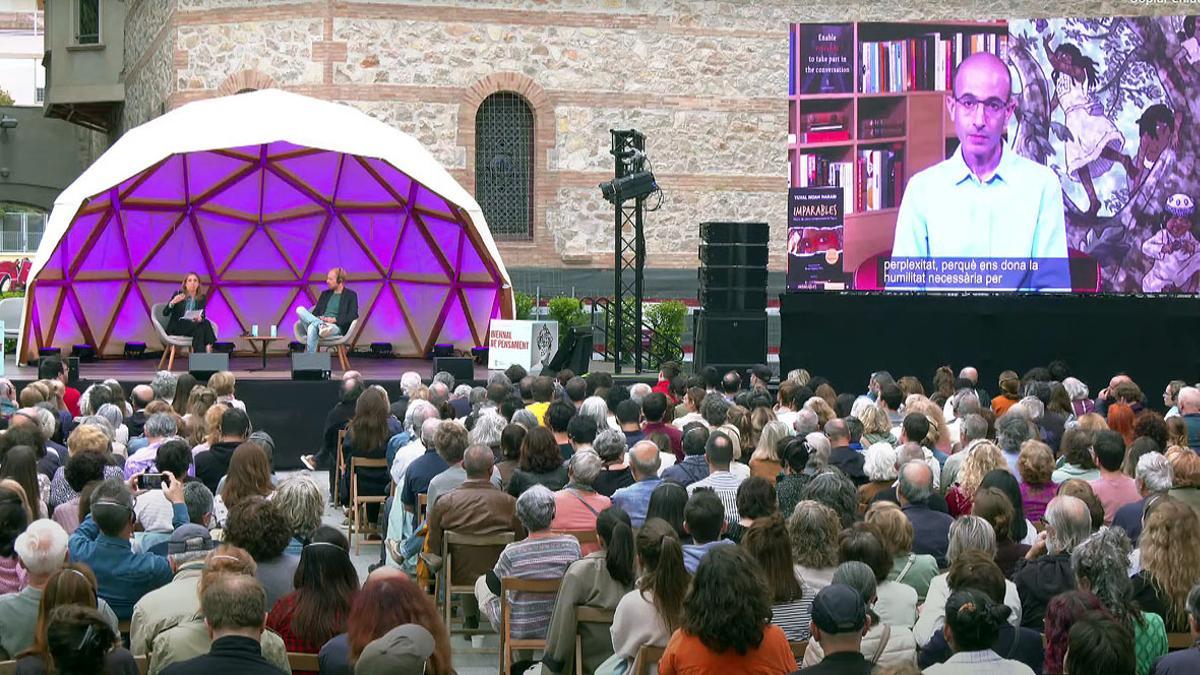 Una imagen de la sesión que reunió a Llucia Ramis con Rutger Bregman y Yuval Noah Harari, en la pantalla. Una imagen de la sesión que reunió a Llucia Ramis con Rutger Bregman y Yuval Noah Harari, en la pantalla.