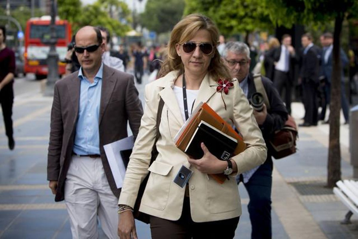 La infanta Cristina, el pasado 7 de mayo, en la Diagonal, tras salir de su trabajo en La Caixa. La infanta Cristina, el pasado 7 de mayo, en la Diagonal, tras salir de su trabajo en La Caixa.