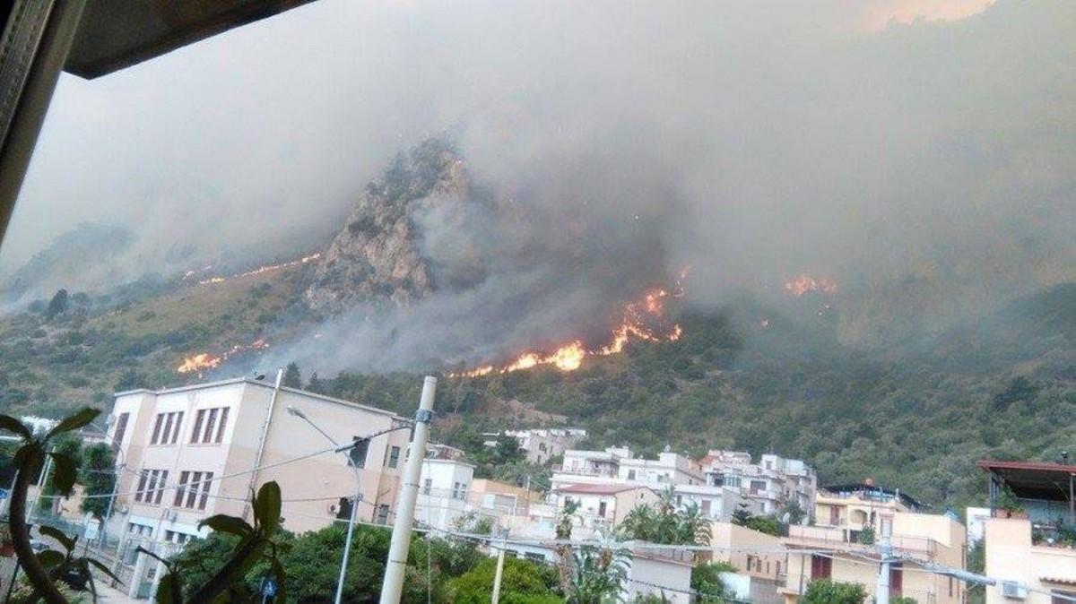 Llamas y humo en un incendio declarado en Sicilia, el 16 de junio.
