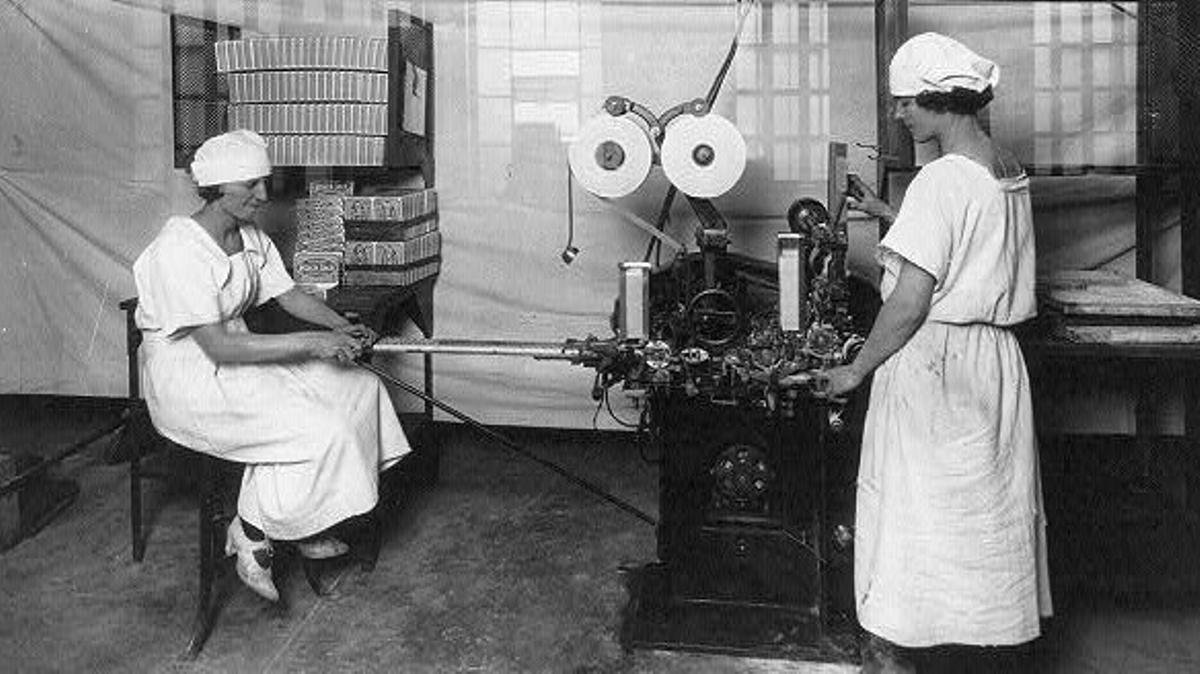 Dos mujeres trabajan en la fábrica American Chicle Company en 1923. 