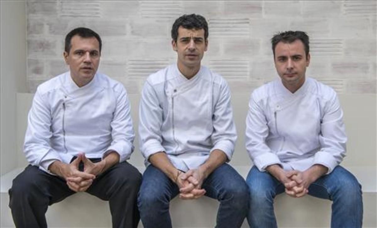 Oriol Castro, Mateu Casañas y Eduard Xatruch, en el restaurante Disfrutar. Foto: Ferran Sendra Oriol Castro, Mateu Casañas y Eduard Xatruch, en el restaurante Disfrutar. Foto: Ferran Sendra