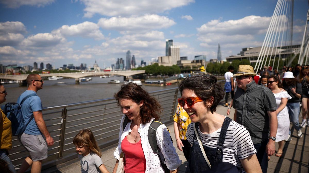 Londinenses paseando por el puente del Millenium, en Londres. Londinenses paseando por el puente del Millenium, en Londres.