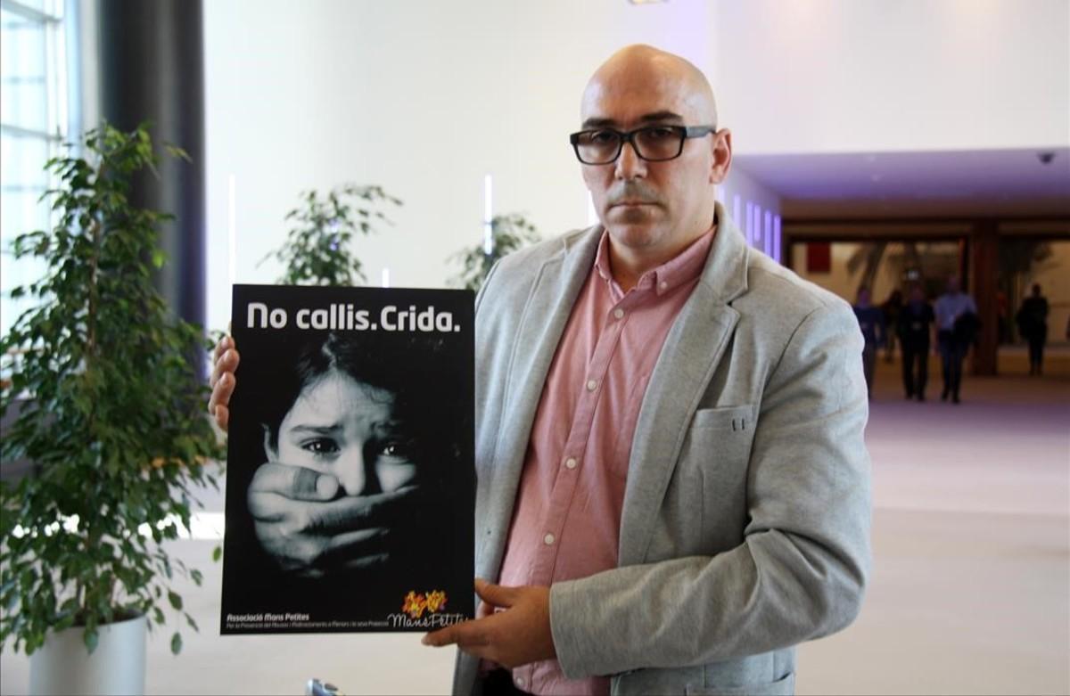 Manuel Barbero  el padre del exalumnao de los Maristas que denunció los abusos, con un cartel en el que se lee: ’No callis. Crida’   