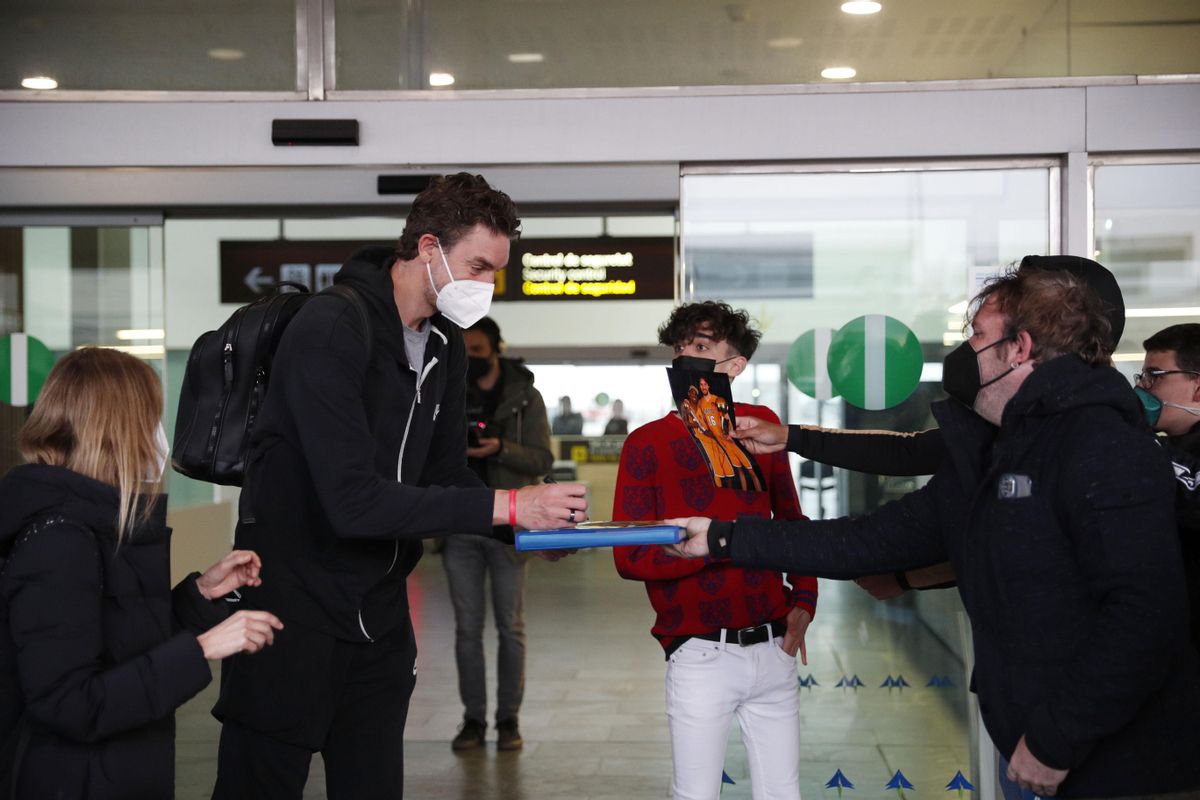 Pau Gasol firma unos autógrafos a su llegada al aeropuerto del Prat Pau Gasol firma unos autógrafos a su llegada al aeropuerto del Prat