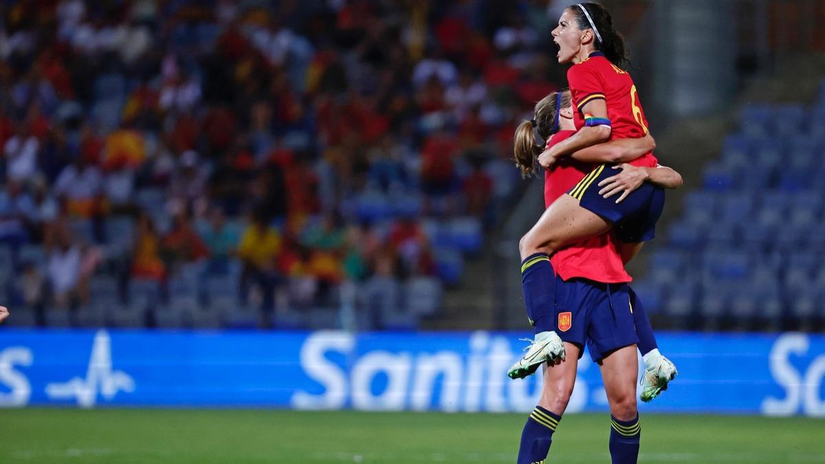 Aitana Bonmatí y Alexia Putellas celebran el primer gol de la selección ante Australia