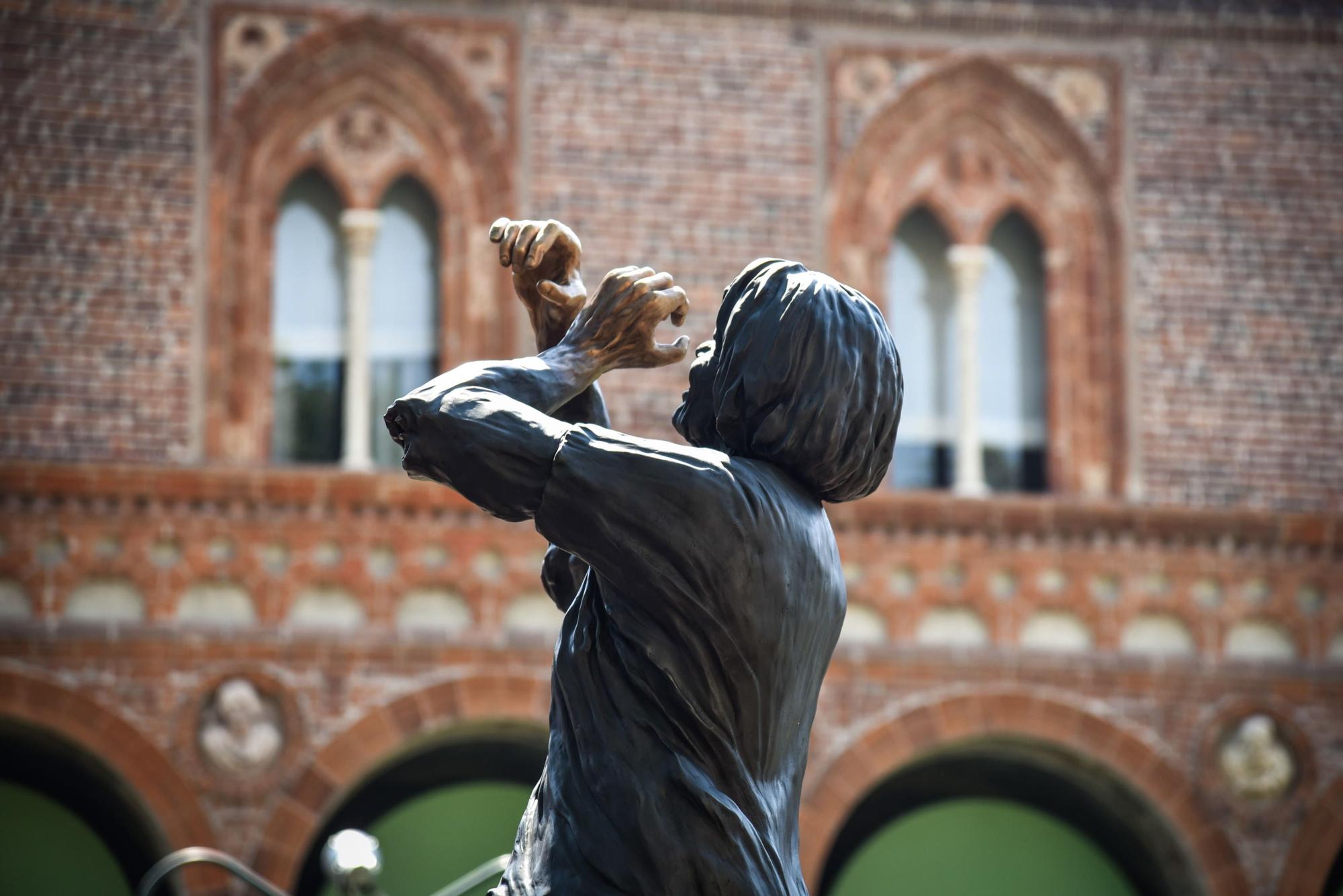 Milano dedica una statua a Margherita Hague, la prima scienziata in Italia