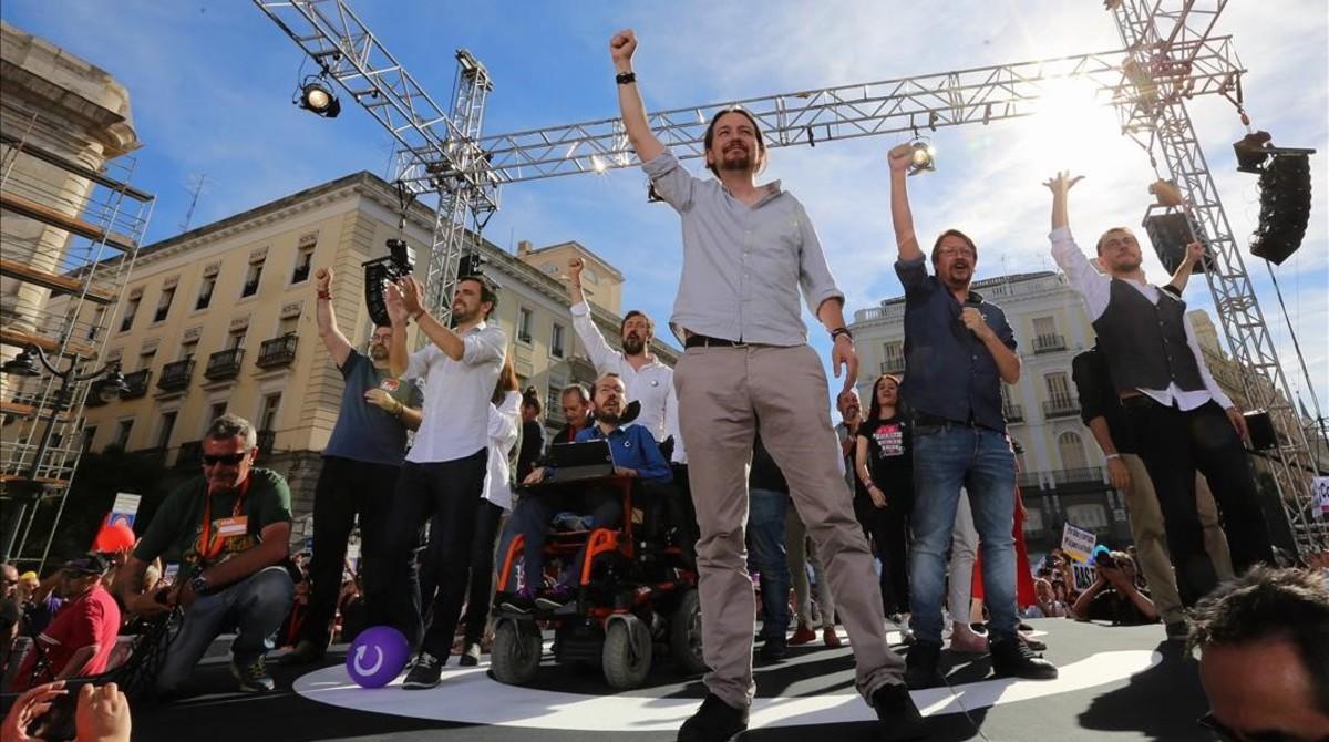 Alberto Garzón, Pablo Iglesias, Xavier Domènech y Juan Carlos Monedero en el escenario de la Puerta del Sol.