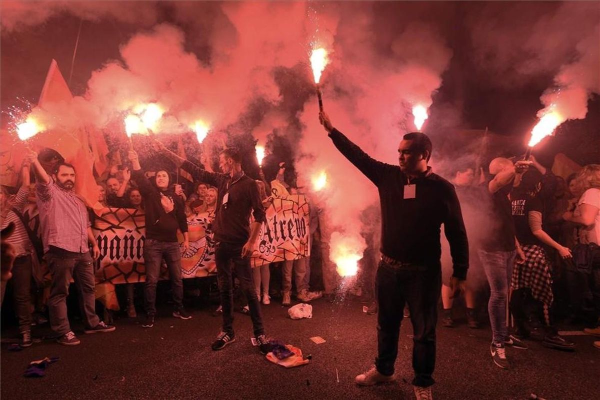 Manifestantes de extrema derecha frente a la sede de la ANC en Barcelona. Manifestantes de extrema derecha frente a la sede de la ANC en Barcelona.